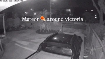 Meteor streaks across the night sky in Victoria