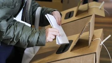 Labor gains ground in latest polling, but hung parliament forecast