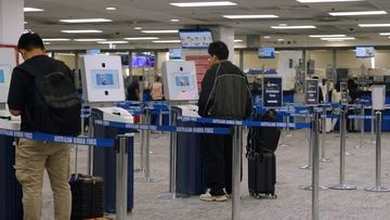New kiosks cut wait times at Sydney International Airport by 10 per cent