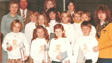 There's a nationwide hunt for the kids in this 40-year-old photograph