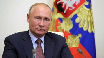 Putin signs law banning 'extremists' from running in elections