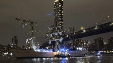 Multiple injured after Mexican naval training vessel hits iconic Brooklyn Bridge