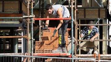 Albanese pledges $10,000 bonus for tradie apprentices