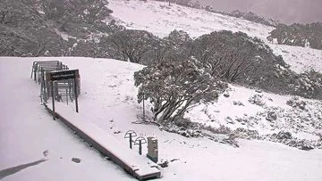 Victorian ski resort receives unseasonal November dumping of snow