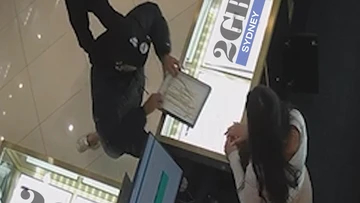 Thief snatches tray of jewellery from staff member's hands in brazen robbery