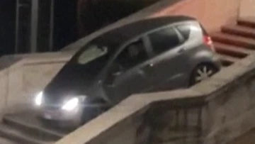 Man gets Mercedes stuck on world-famous Roman landmark