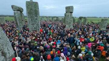 Thousands greet the winter solstice at ancient Stonehenge