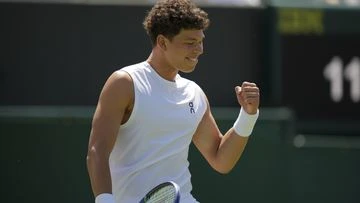Aussie sent packing after 1-minute return