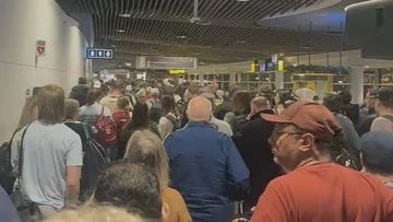 Hundreds of travellers forced out of Brisbane Airport after metal detector fail