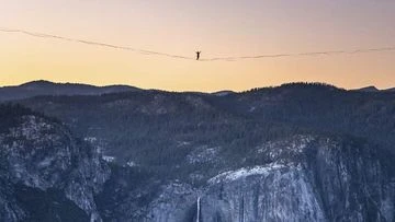 Daredevil brothers set record crossing large gap in park on a highline