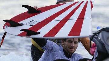 Gold medal hope injured in Teahupo'o wipeout