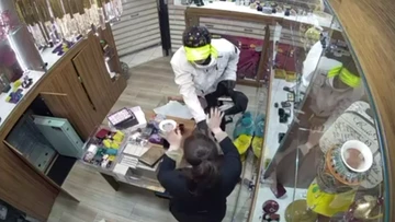 Moment of $100k jewellery heist captured on CCTV