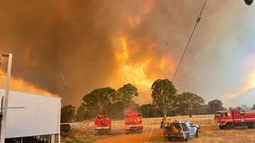 'Leave now': Victorian bushfire hits emergency level