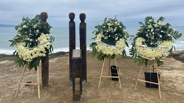 Statue for slain Aussie surfers unveiled in Mexico