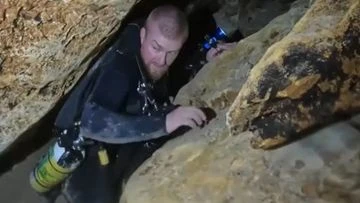Aussie diver on 'pretty full on' operation to free villagers trapped in Laos cave