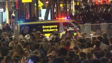 Crowd chaos as thousands pack Sydney Harbour foreshore for Vivid drone show