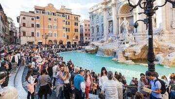 Tipsy tourist fined $820 after diving into Rome's Trevi Fountain