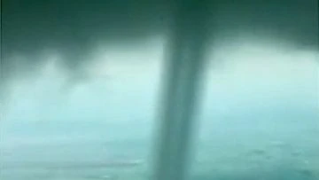 Pilot gives birds-eye view of twister in US