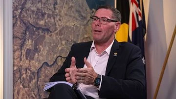 Suspended Townsville mayor resigns from role but vows to run in byelection
