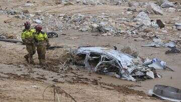 Angry flood survivors shout and throw mud at king