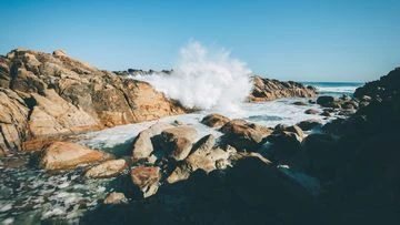 Tourist drowns after being swept off rocks at popular WA beach