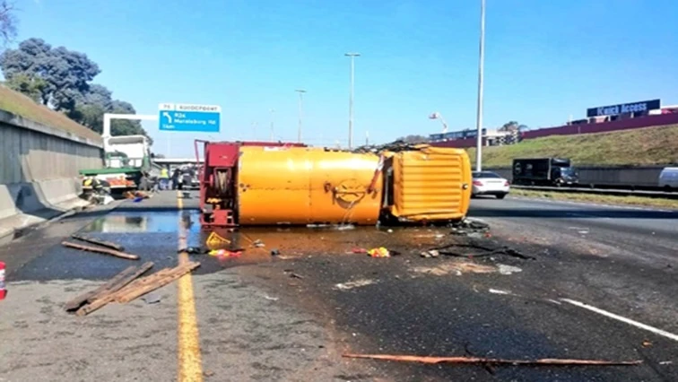 N1 South before Maraisburg Road closed after truck crash