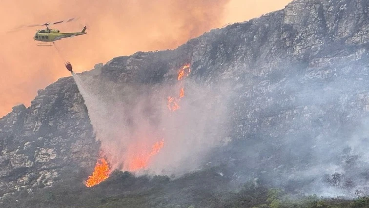 Firefighters battle blaze above De Doorns in Hex River Valley