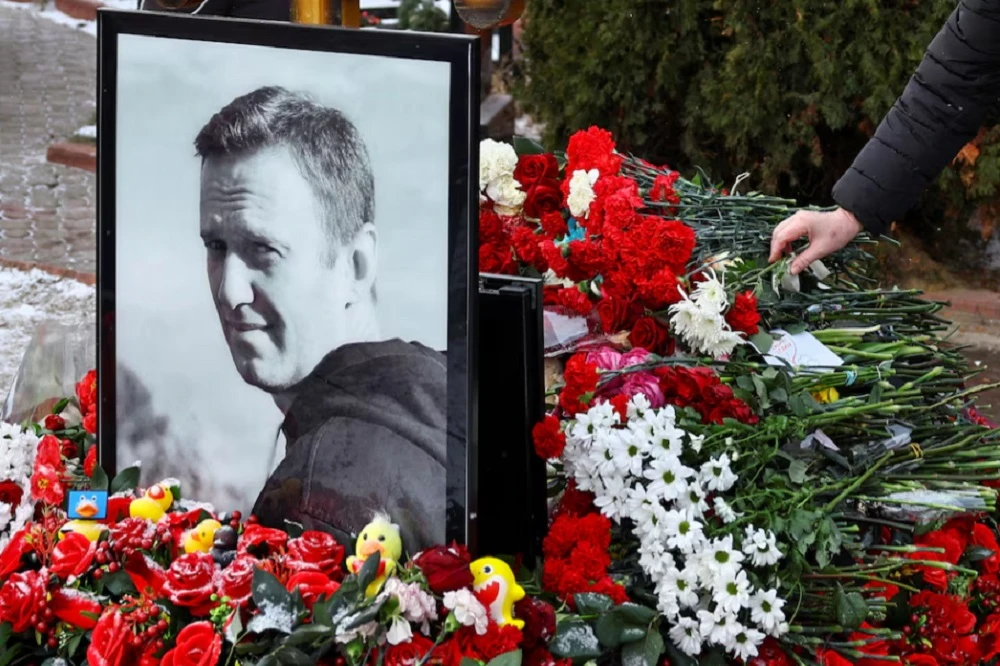 Yulia Navalnaya says foreign tests show her husband was poisoned