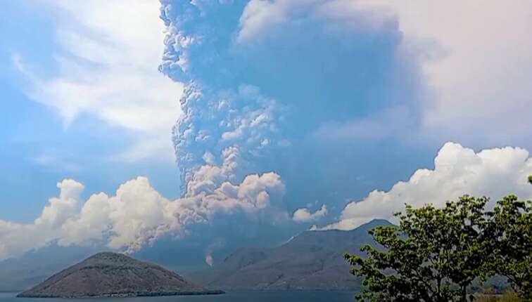 Flights cancelled to and from Bali following volcanic eruptions