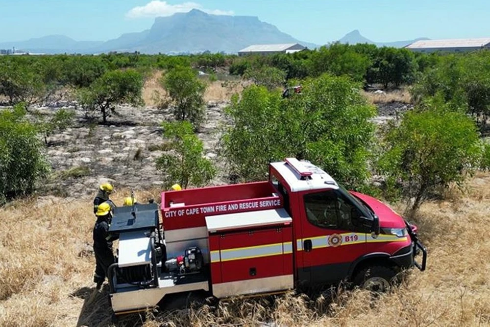 Cape Town firefighters battle mountain blaze in Kogmanskloof