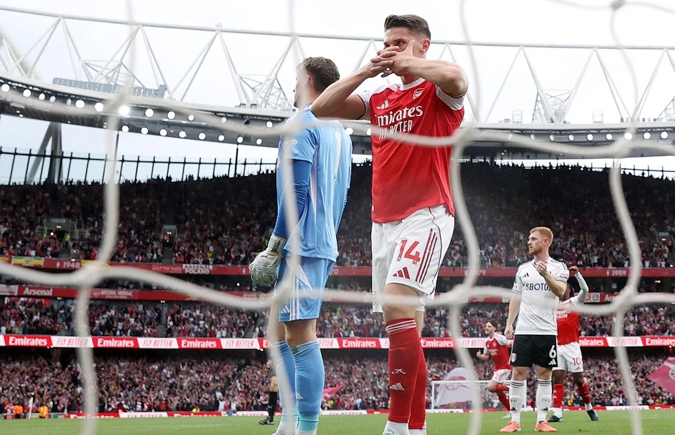 Arsenal breeze past Fulham to open six-point gap over Man City