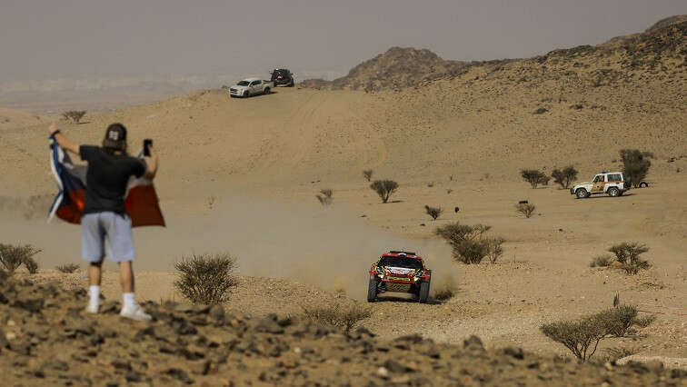 Quintero handed opening Dakar stage win as favourites hold back