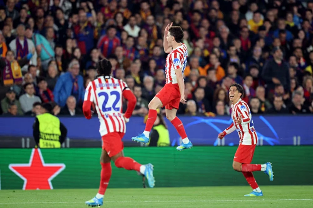 Atletico Madrid storm Camp Nou with 2-0 win over 10-man Barcelona