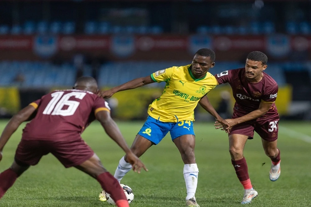 Late Mabasa penalty denies Sundowns top spot
