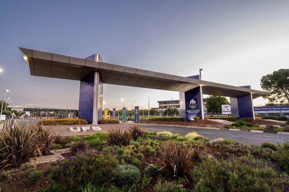 UFS launches Giraffe research centre at Amanzi private game reserve