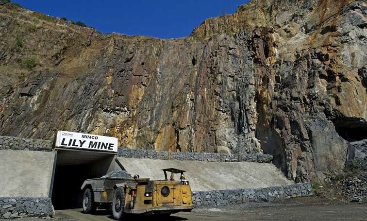 Families of trapped Lily Mine workers perform rituals