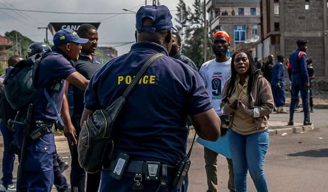 Congolese police officers flee to Uganda as fighting intensifies