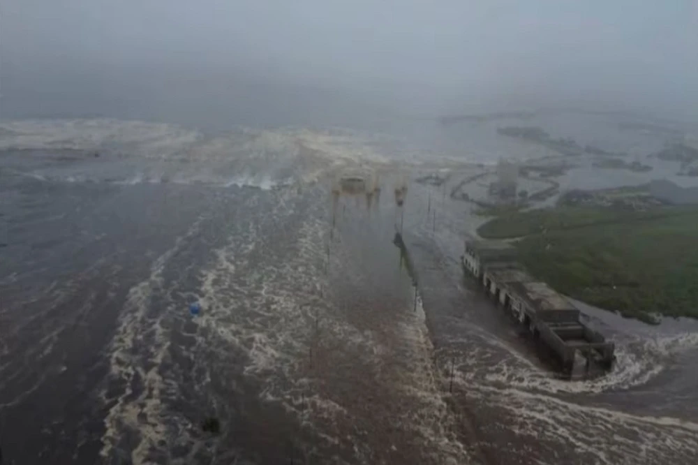 Huge quake rocks Russia’s Far East, triggering tsunami warnings
