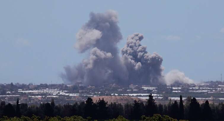 Rocket barrage seen flying from Lebanon towards Israel