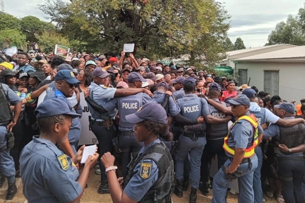 Northern Cape police arrest seven protestors for public violence