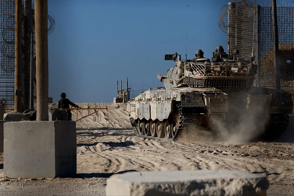 Tanks thrust deeper into Gaza, medics say many injured are trapped