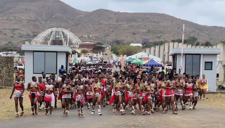 Thousands of maidens descend on Enyokeni for the Reed Dance