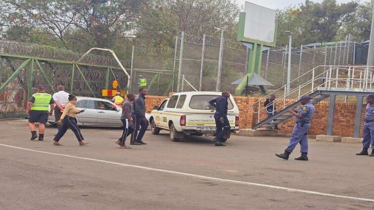 Lebombo Border partially closed again due to protests in Moz