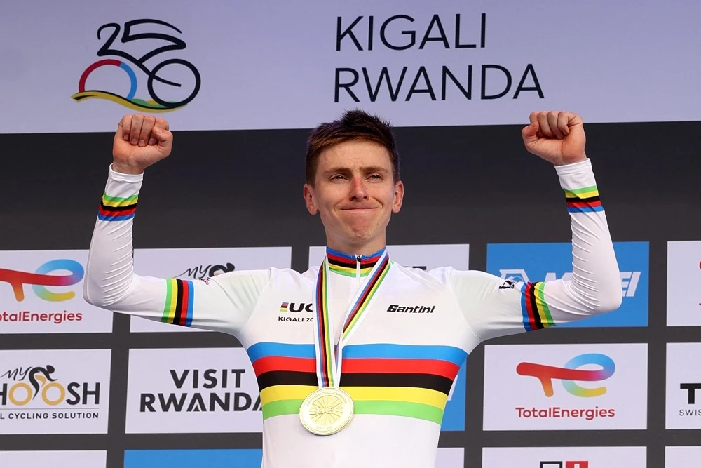 Flamboyant Pogacar retains world title to cement legacy