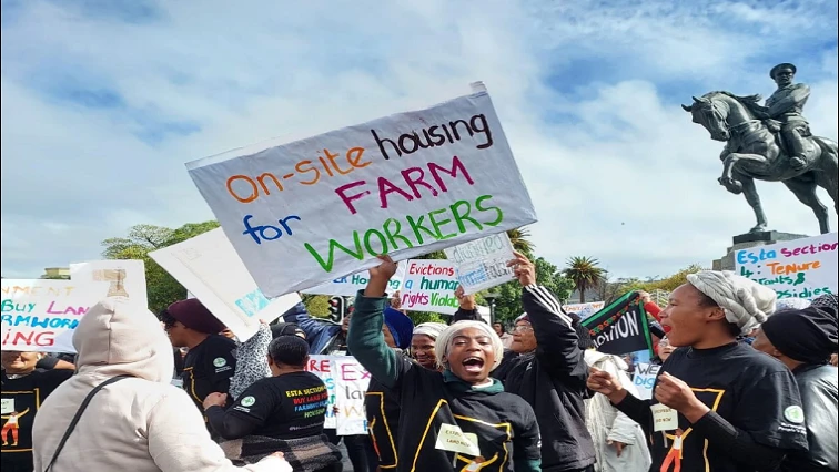 Women farmworkers decry evictions in march to Parliament