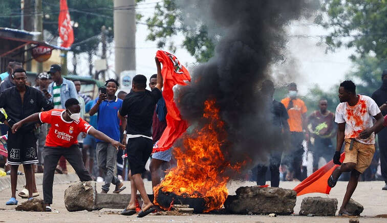 Moz police clash with opposition protesters after disputed election