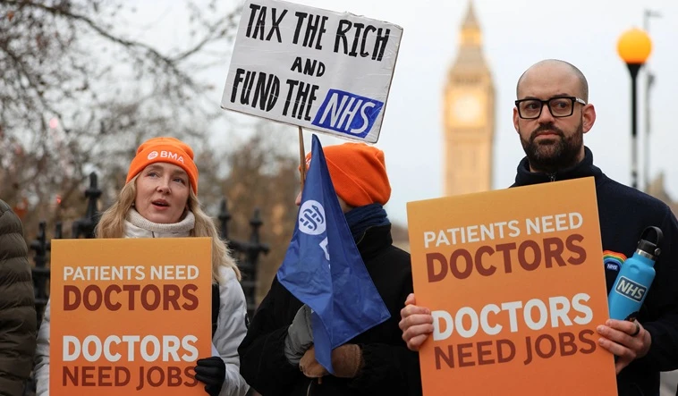 English doctors begin 6-day strike as pay dispute with govt escalates