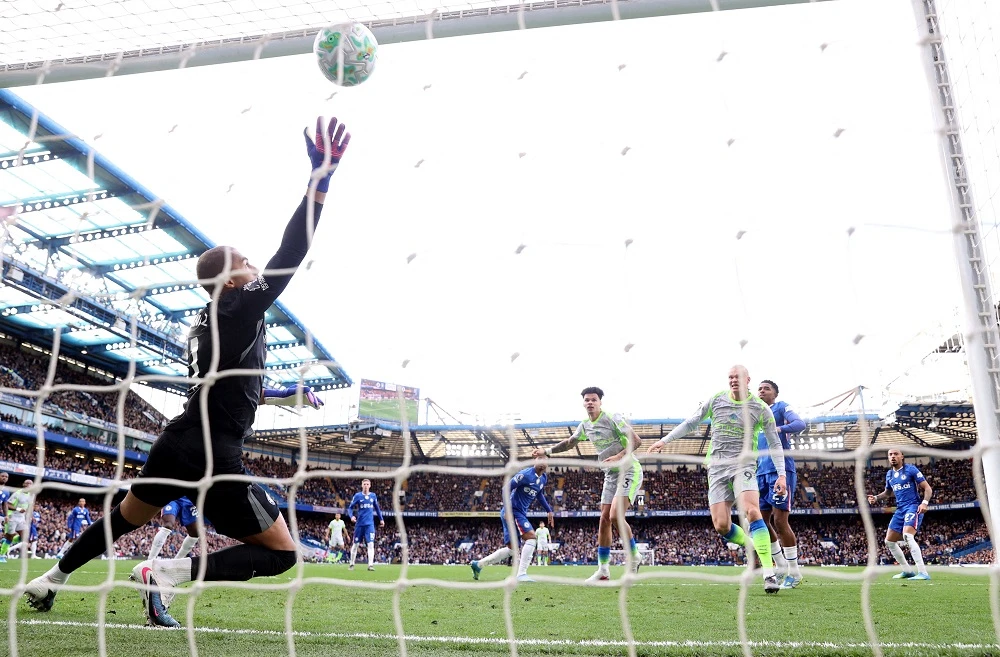 Manchester City blow Chelsea away 3-0 to move closer to Arsenal
