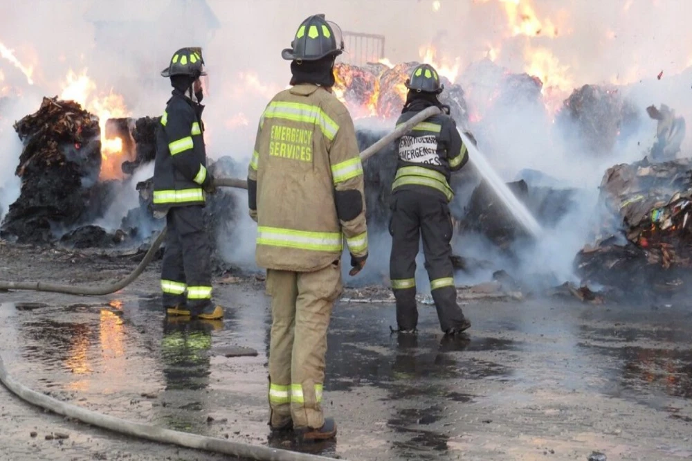 Fire fighters extinguish blaze at Ekurhuleni substation