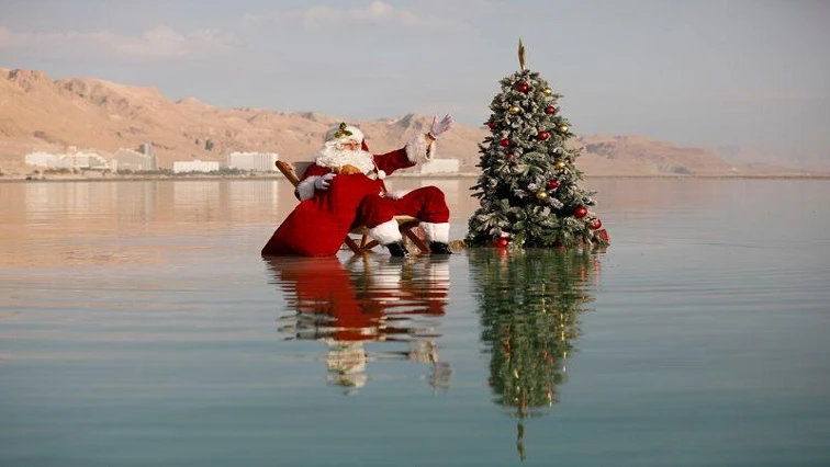 Swimming Santa brings Dead Sea to life with tree and cheer